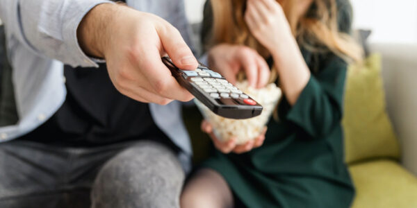 Dica de vizinho: filmes e séries para assistir em casa