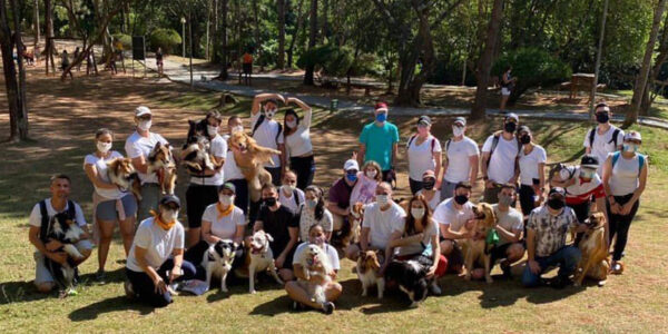 Moradoras de Alphaville organizam “cãominhada da limpeza” em trilha no bairro