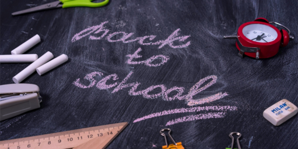 Pesquisa avalia riscos e benefícios da volta às aulas presenciais