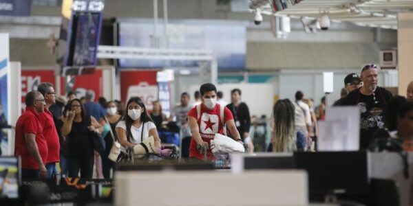 Regras para uso de máscaras ficam mais rígidas em aeroportos e aviões