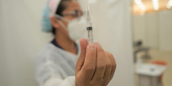 Vacina Covid: Barueri avança para 12 anos com comorbidades, gestantes e puérperas