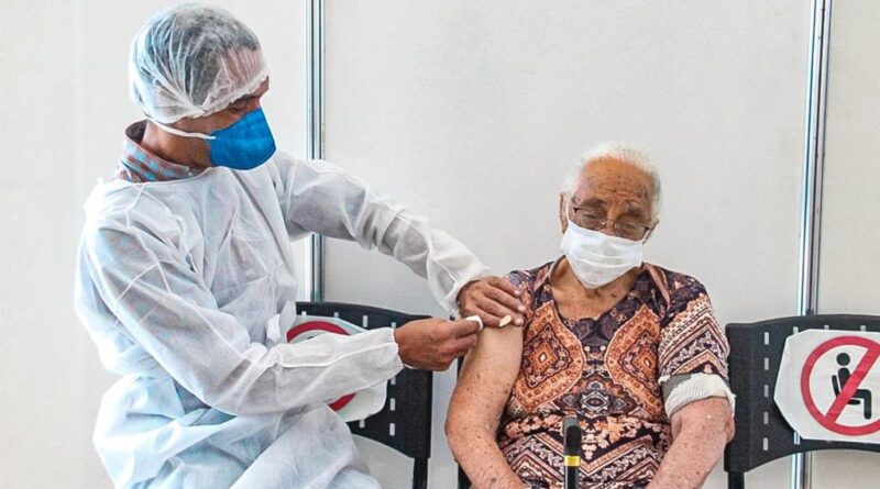 Barueri vacina idosos acima de 90 anos com dose adicional