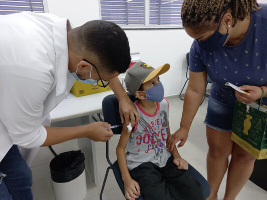Barueri e Santana de Parnaíba vacinam todos acima de 5 anos contra Covid-19 sem agendamento