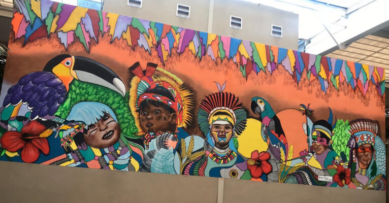 Alpha Square Mall traz exposição em comemoração ao Dia do Índio com obras de artista descendente da aldeia Pataxó