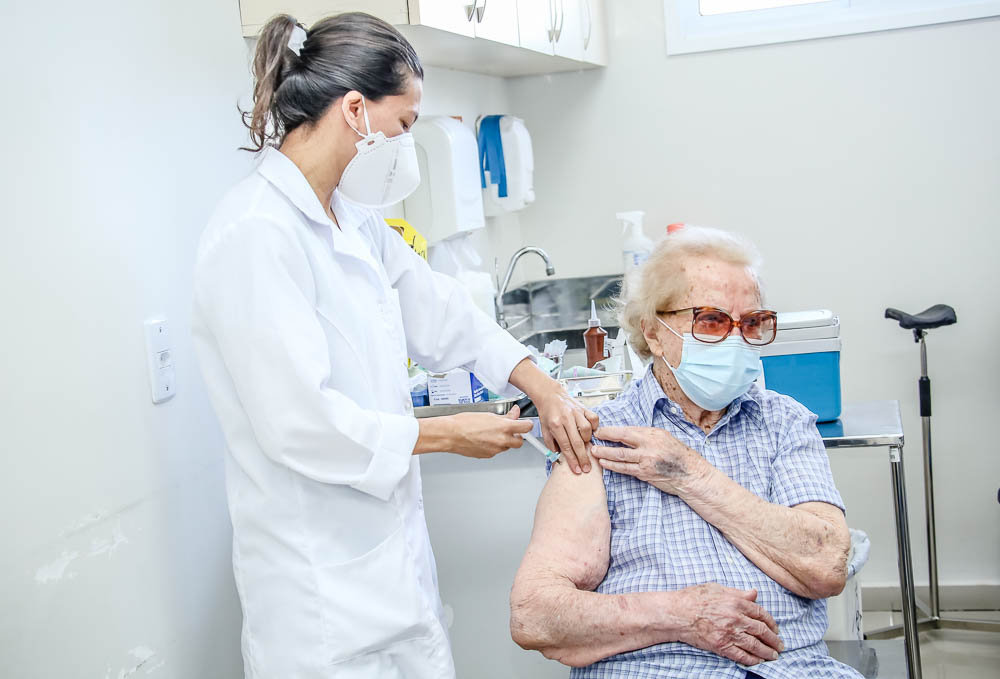 Barueri e Santana de Parnaíba aplicam vacinas contra Influenza e 4ª dose contra Covid-19 para 60+