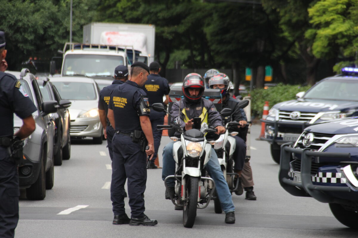 Operação conjunta entre PM e GCM aborda possíveis falsos motociclistas em Alphaville