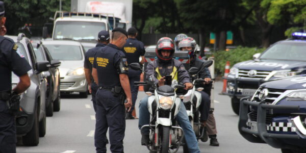 Operação conjunta entre PM e GCM aborda possíveis falsos motociclistas em Alphaville