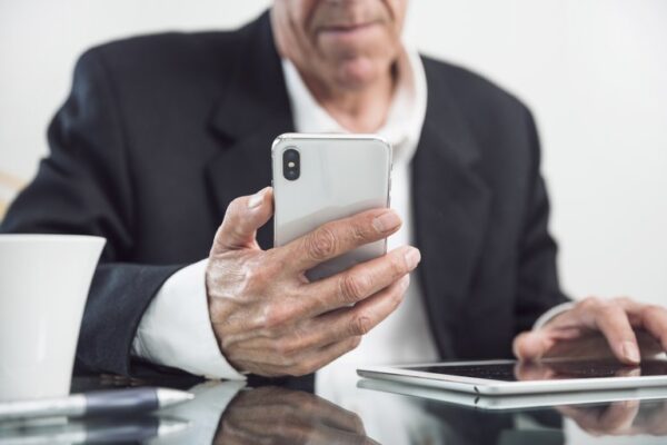 Alerta de golpe: ligações para que aposentados façam a prova de vida online não são do INSS