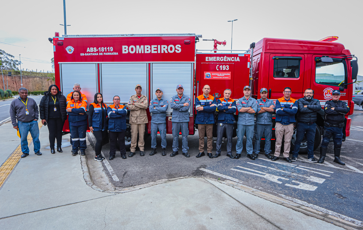 Bombeiros de Santana de Parnaíba recebe moderno caminhão da prefeitura