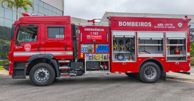 Bombeiros de Santana de Parnaíba recebe moderno caminhão da prefeitura