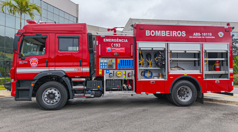 Bombeiros de Santana de Parnaíba recebe moderno caminhão da prefeitura