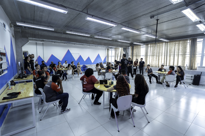 Engenhoka: alunos de Santana de Parnaíba concluem curso de robótica