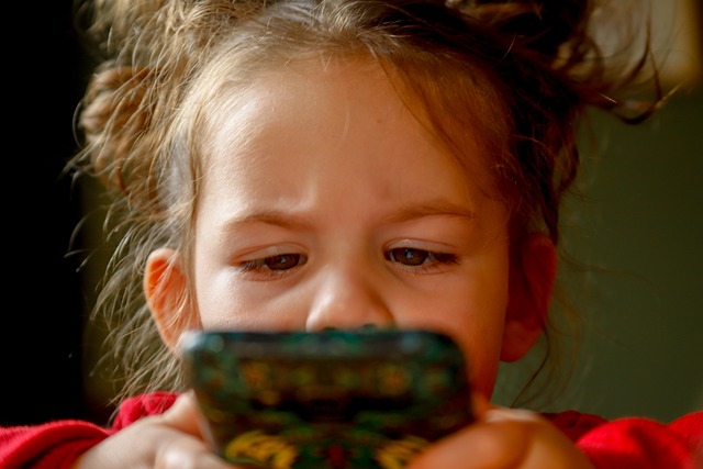 SP sanciona lei que proíbe uso de celulares em escolas públicas e particulares