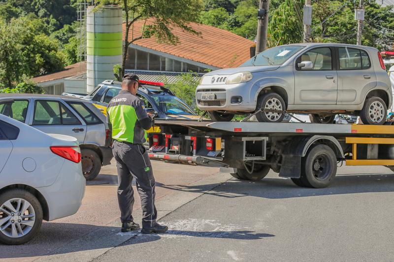 Barueri intensifica o recolhimento de veículos abandonados na cidade