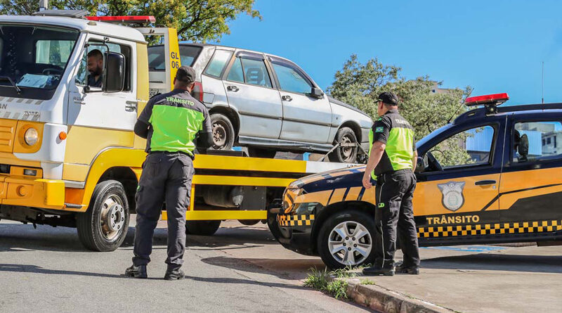 Barueri intensifica o recolhimento de veículos abandonados na cidade