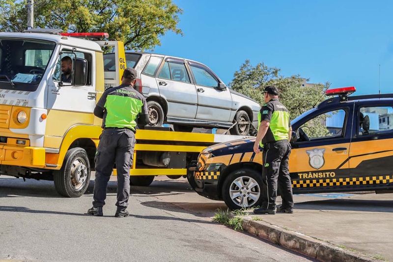 Barueri intensifica o recolhimento de veículos abandonados na cidade