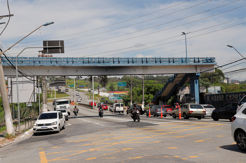 Por obras, ponte entre Barueri e Carapicuíba tem desvio com faixa reversível