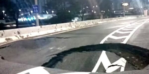 Mega cratera na Marginal Tietê provoca congestionamento sentido Castello
