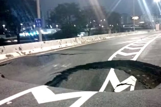 Mega cratera na Marginal Tietê provoca congestionamento sentido Castello