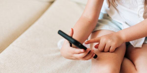 Proibido, mas ainda presente: o desafio do uso do celular na escola e em casa