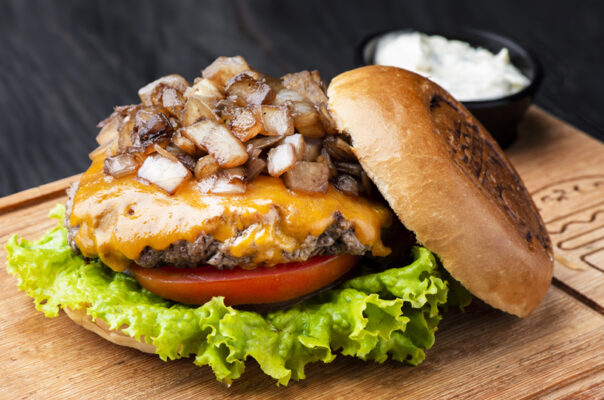 Killer Burger chega a Alphaville: uma prisão onde o crime é matar a fome