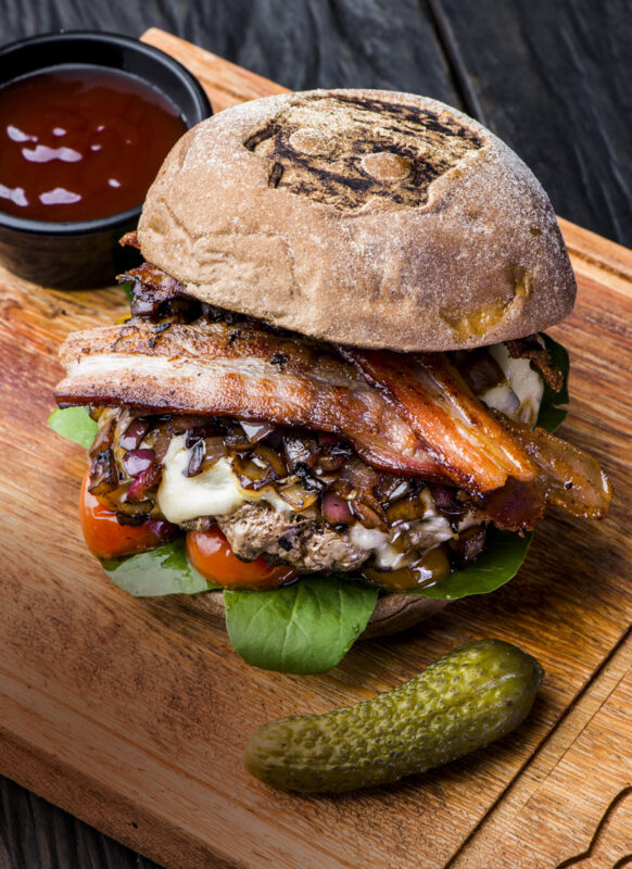 Killer Burger chega a Alphaville: uma prisão onde o crime é matar a fome