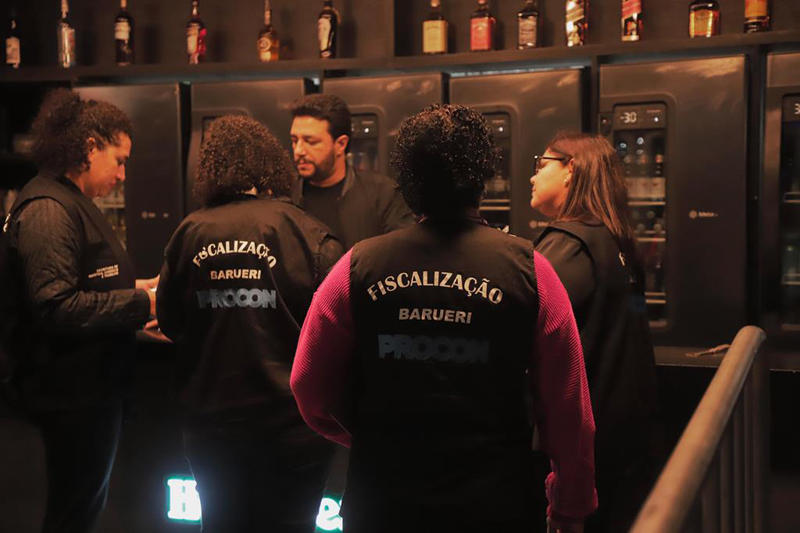 Procon Barueri orienta comerciantes de bebidas alcoólicas