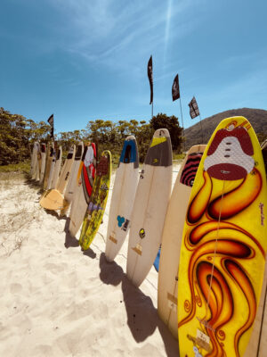 2º Surf Solidário do Maui Poke House doa pranchas no litoral