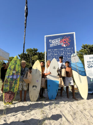 2º Surf Solidário do Maui Poke House doa pranchas no litoral