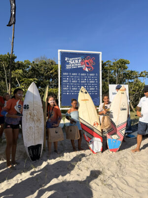 2º Surf Solidário do Maui Poke House doa pranchas no litoral