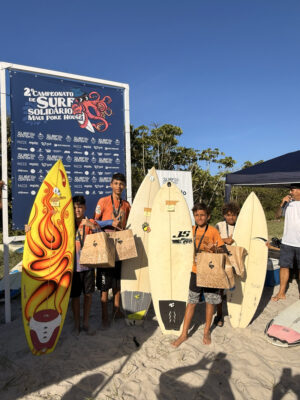 2º Surf Solidário do Maui Poke House doa pranchas no litoral