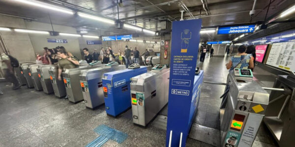 Metrô de SP passa a aceitar pagamento por aproximação