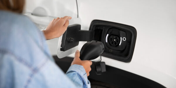 SP sanciona lei que permite instalação de carregadores de carros elétricos em condomínios