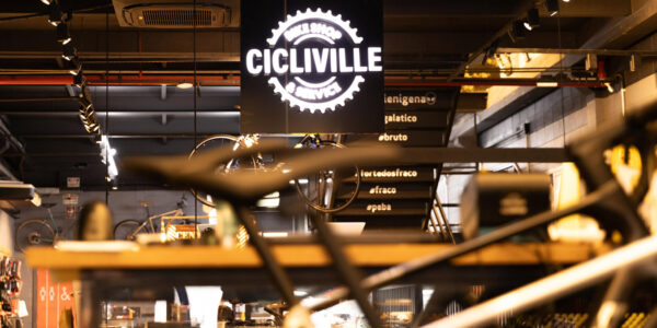 Cicliville e Madonna Café: ponto de encontro do ciclismo em Alphaville com bikes, oficina e cafés especiais