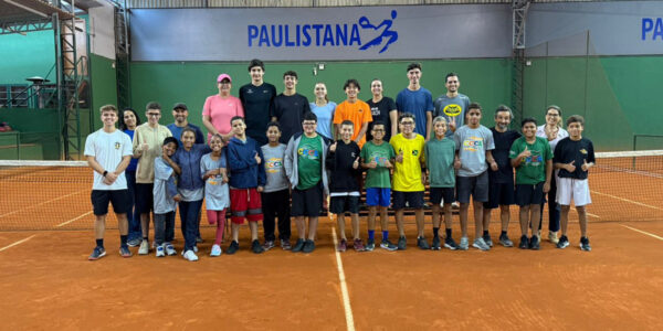 Projeto social leva 14 crianças de Parnaíba para vivência em academia profissional de tênis