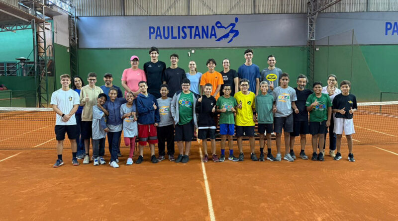 Projeto social leva 14 crianças de Parnaíba para vivência em academia profissional de tênis