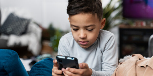 Movimento Desconecta propõe acordo coletivo para adiar smartphones e redes sociais entre crianças e adolescentes