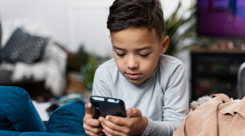 Movimento Desconecta propõe acordo coletivo para adiar smartphones e redes sociais entre crianças e adolescentes