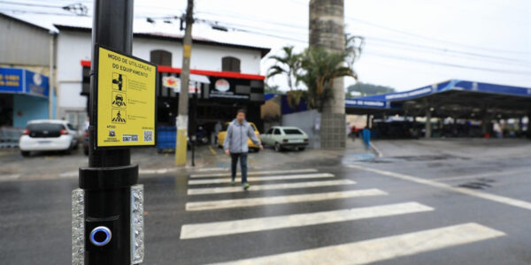 Totens inteligentes são instalados em faixas de pedestres de Santana de Parnaíba