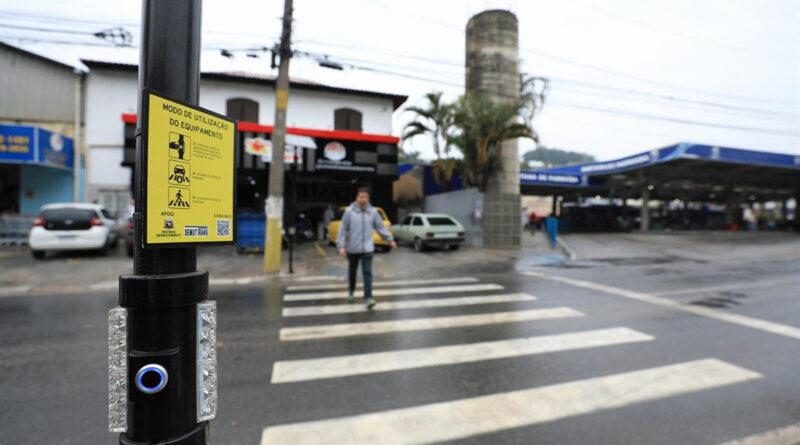 Totens inteligentes são instalados em faixas de pedestres de Santana de Parnaíba