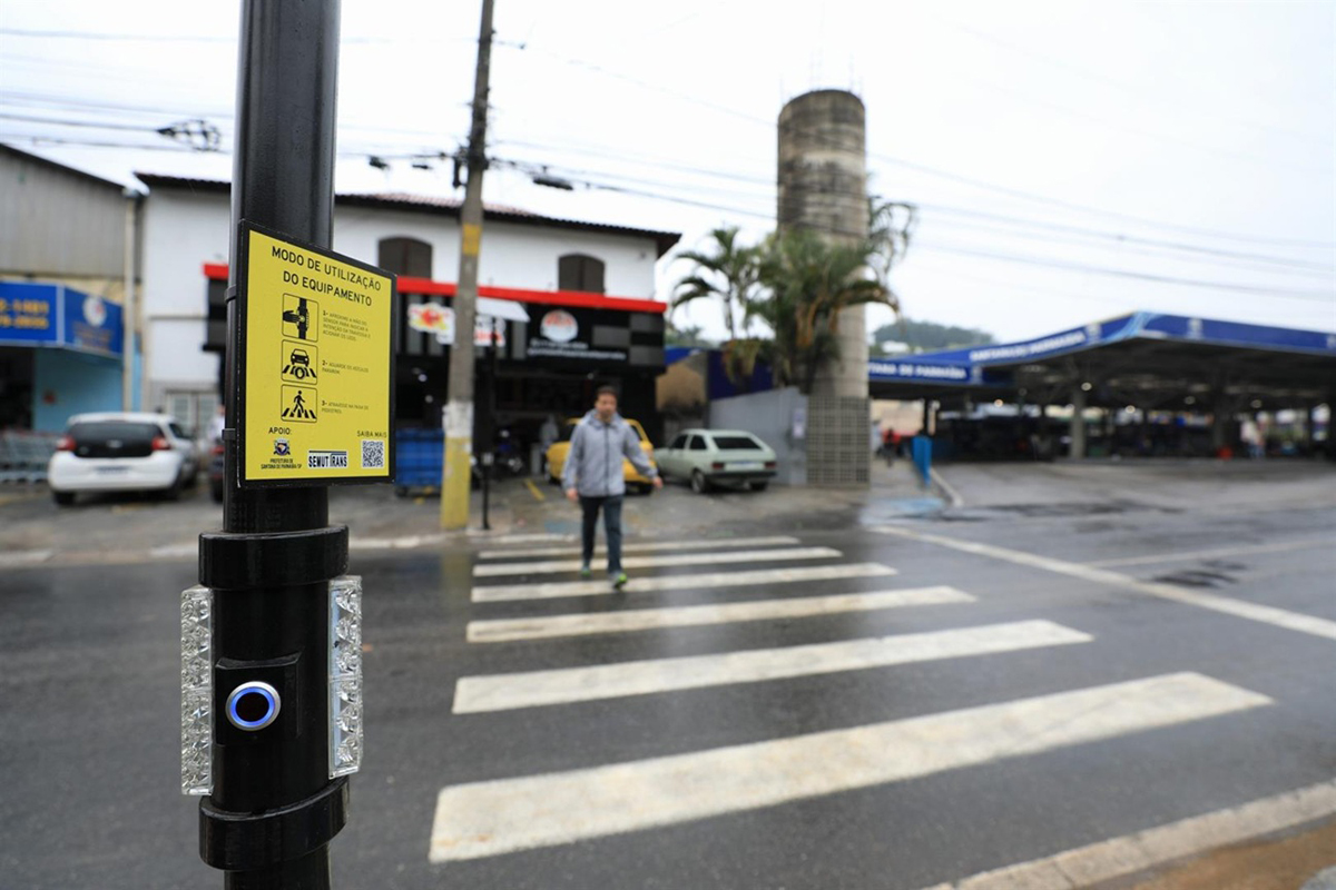 Totens inteligentes são instalados em faixas de pedestres de Santana de Parnaíba