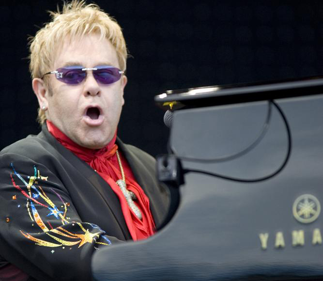 Elton John é o homenageado no Cover Nights neste dia 19