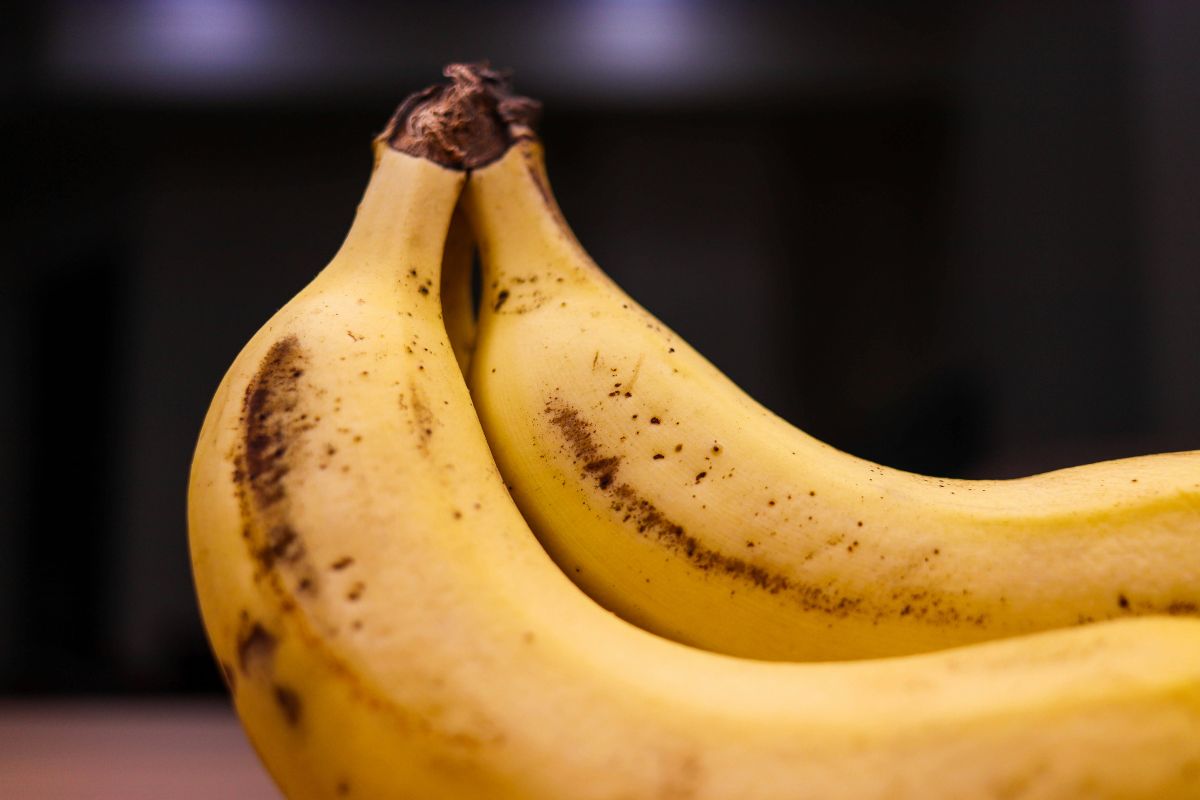 Receita em família: bolo de banana com calda de biscoito na airfryer para fazer com as crianças