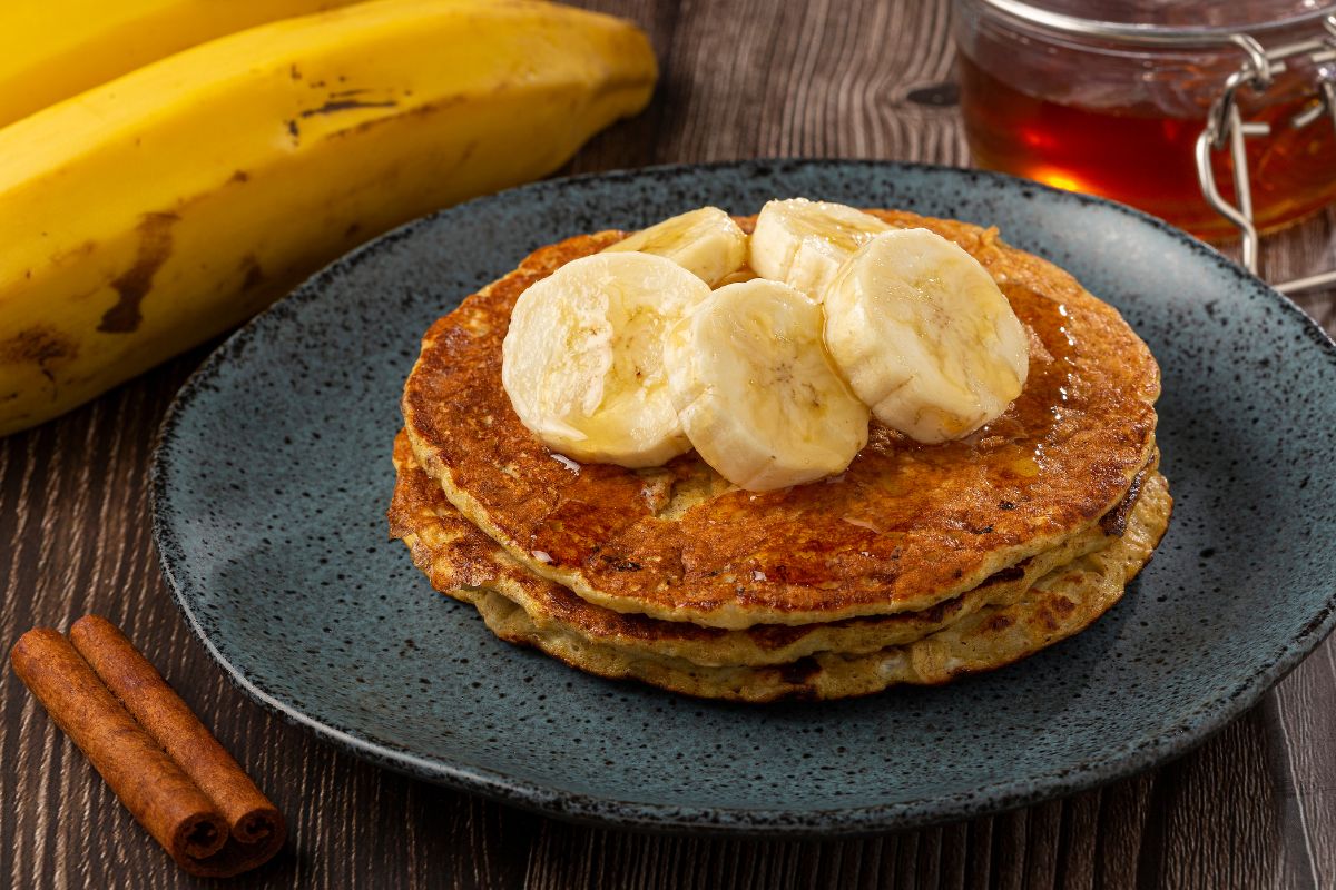 Do café da manhã ao lanche: aprenda a fazer panqueca de aveia e banana