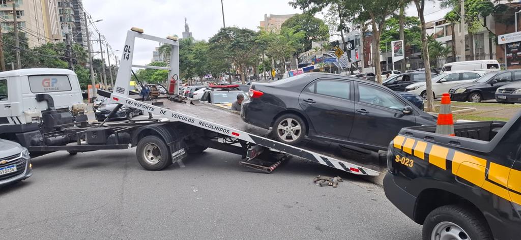 Semurb recolhe dois veículos em Alphaville por irregularidades graves